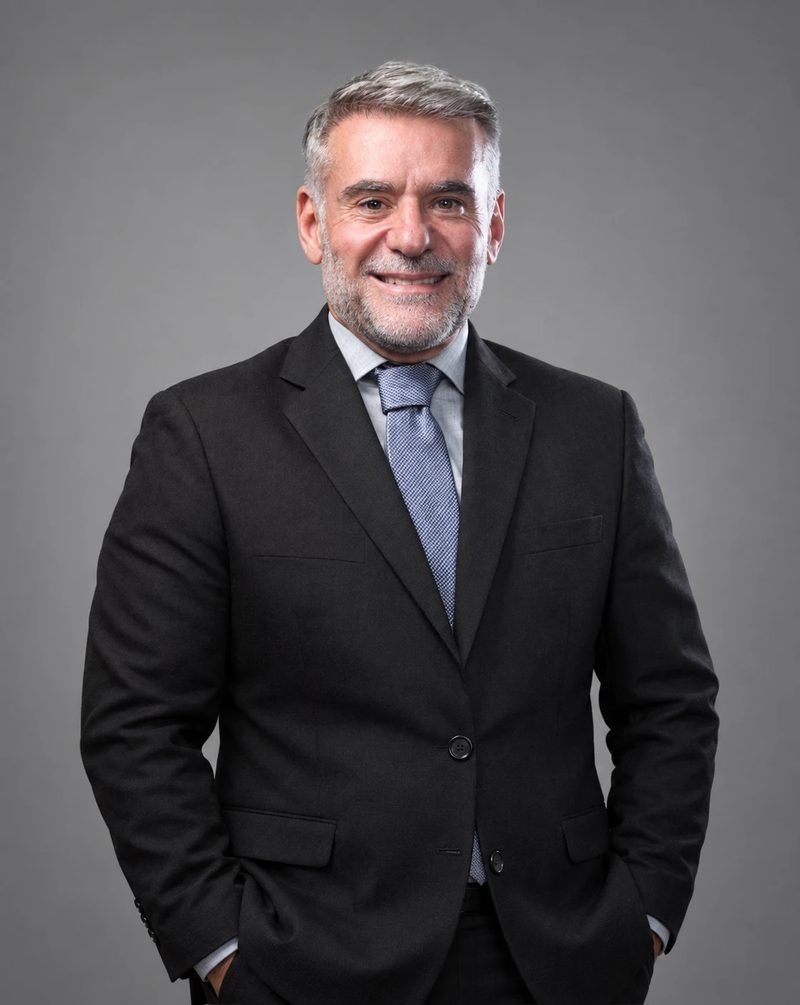 Fernando Antonio Cardinali, advogado trabalhista, de terno escuro e gravata azul, sorrindo